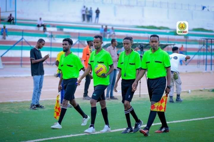 SLNDGGC's tweet photo. Kooxda Komishanka Maamul-Wanaaga JSL .
oo ku Guulaysatay Horyaalka Heerka 3-aad ee Caasimada Hargeisa.

Guddoomiyaha  komishanka Maamul Wanaaga JSL Md. Liibaan Ismaaciil Cabdilaahi iyo Agaasimaha Guud ee KMW Marwo Farxiya Maxamed Cabdiraxmaan https://t.co/LiEyNXZczq