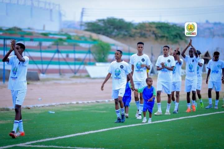SLNDGGC's tweet photo. Kooxda Komishanka Maamul-Wanaaga JSL .
oo ku Guulaysatay Horyaalka Heerka 3-aad ee Caasimada Hargeisa.

Guddoomiyaha  komishanka Maamul Wanaaga JSL Md. Liibaan Ismaaciil Cabdilaahi iyo Agaasimaha Guud ee KMW Marwo Farxiya Maxamed Cabdiraxmaan https://t.co/LiEyNXZczq
