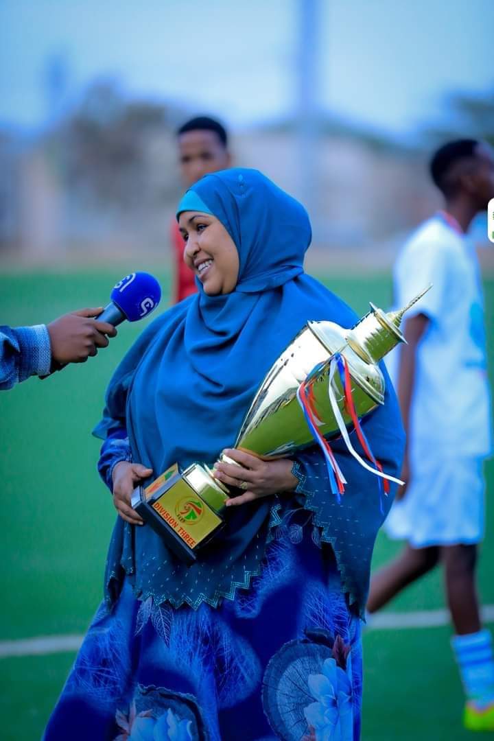 SLNDGGC's tweet photo. oo ay weheliyaan Agaasimaha Maamulka iyo Lacagta ee KMW Md.Cabdirisaaq Maxamud Maxamed, Agaasimaha Guud ee Wasaaradda Ciyaaraha iyo Bahda Sports ka ayaa kala qayb galay guusha Kooxda Komishanka Maamul Wanaaga JSL ay ku Guulaysatay Horyaalka Heerka 3-aad ee Caasimada Hargeisa. https://t.co/QjKuVISrBM