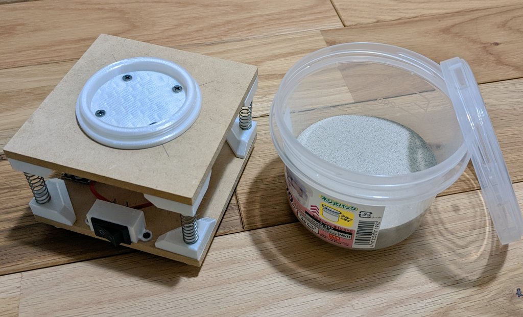 mitz_lab's tweet photo. ダイソー、ホムセンで手に入るものと、3Dプリントパーツ、ジャンクUSB扇風機などを組み合わせて、振動バレル研磨機のようなものを作ってみました。寄せ集めで作ったので効果、耐久性などはこれから…

※YouTubeで海外の先人の動画をいくつか参考にしました。

#DIY
#3dprinting https://t.co/ZSQZjEMooo