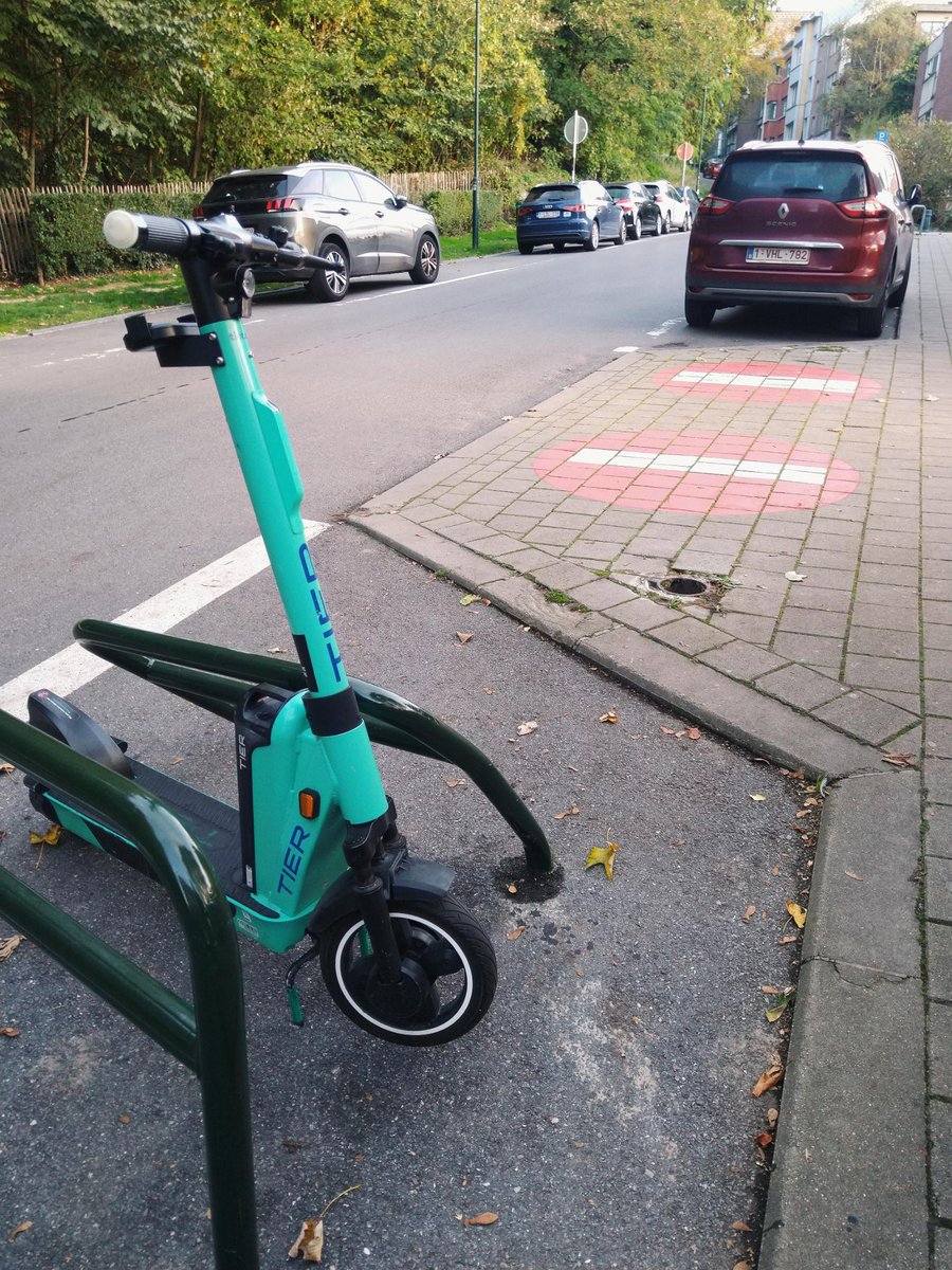 Who has destroyed this brand new arceau de vélo / fietsnietje ? 😖

A. La sale trottinette, évidemment !
B. A car driver with little knowledge of the code de la route (⛔️⛔️) and doesn’t know how to use a handbrake.