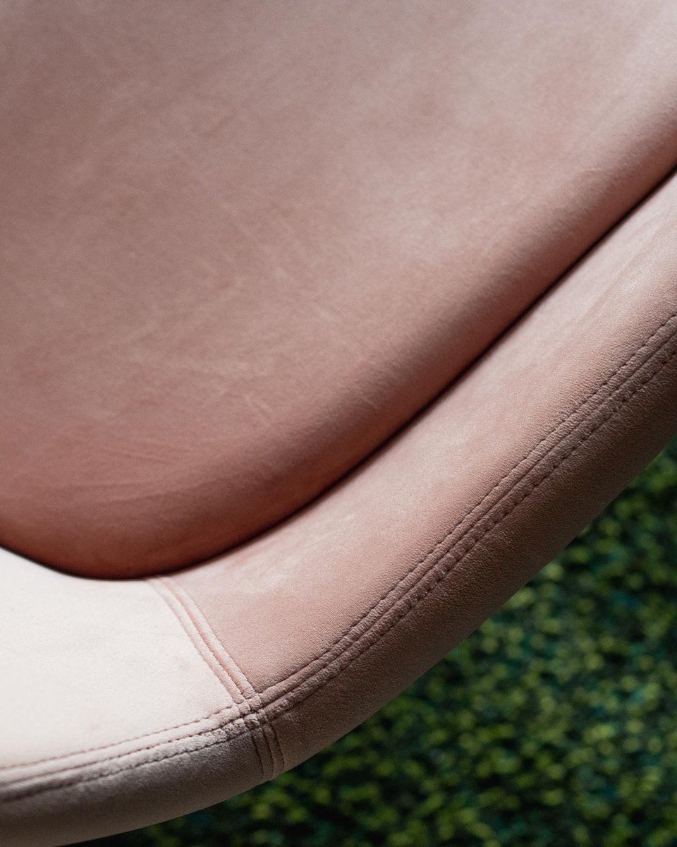 Tickled pink – our Finezza velvet in shade Rose enlivens this Avi-01 low back lounge chair in @@Orangebox_LTD’s Clerkenwell showroom. With a dense pile that catches the light just so, this fabric is ideal for adding a dose of luxe to #hospitality, #cruise or #commercial settings.