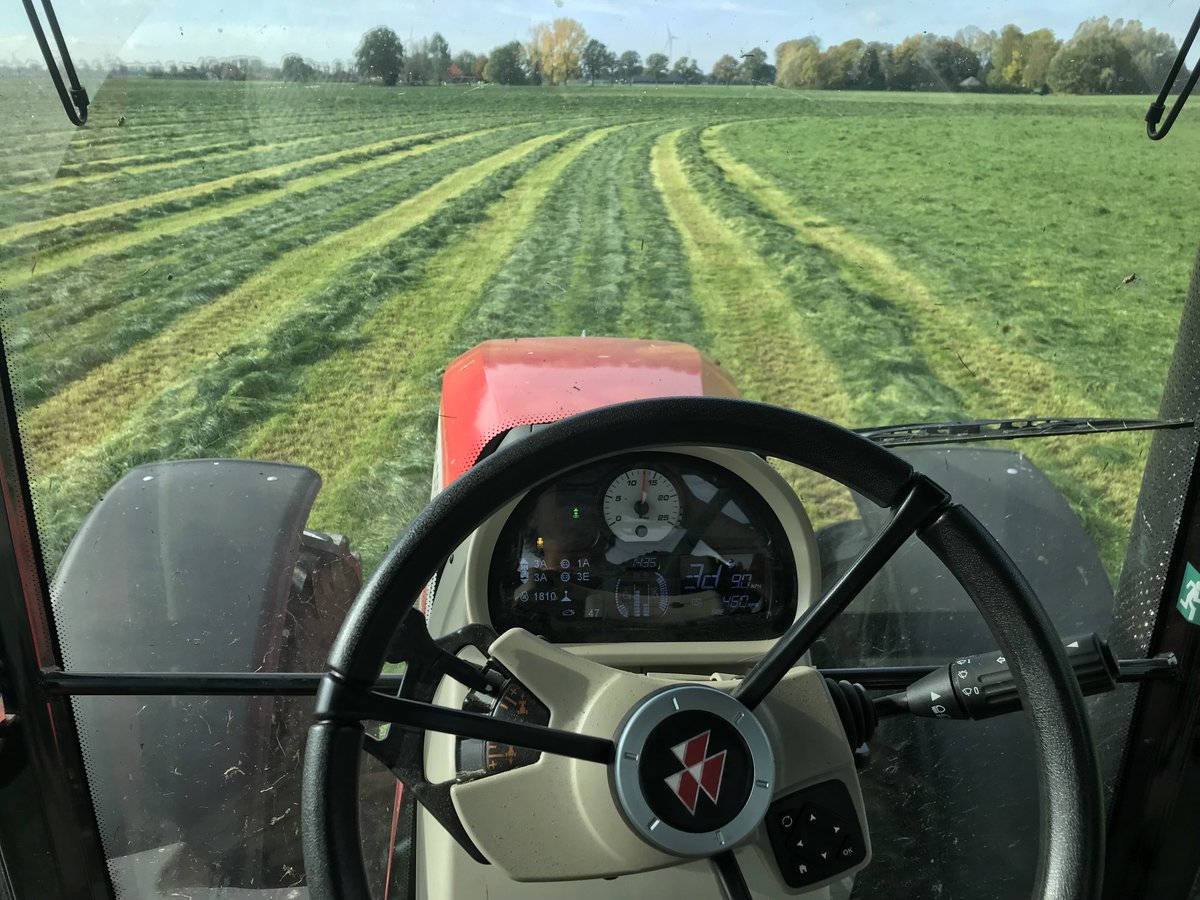 Leoniebramel's tweet photo. Ff bijspringen… nou ja ff? Voorlopig nog wel ff bezig. Aanleggen wintervoer voorraad. 🐮🚜 MF #inhetzonnetje #radioNL https://t.co/VA8gZOPolf