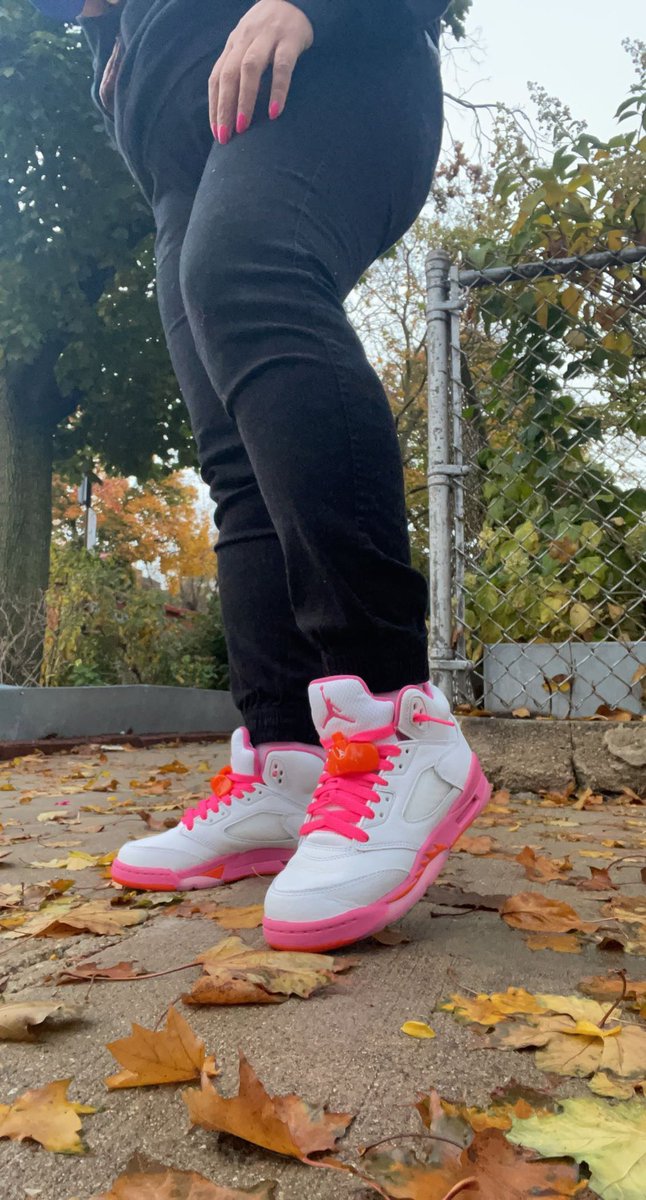 SueHappy3's tweet photo. Happy Wednesday! #Kotd #BreastCancerAwarenessMonth #retro5 #pinksicle #snkrsliveheatingup @Nike @Jumpman23 #chickswithkicks https://t.co/osjtpsSxTP