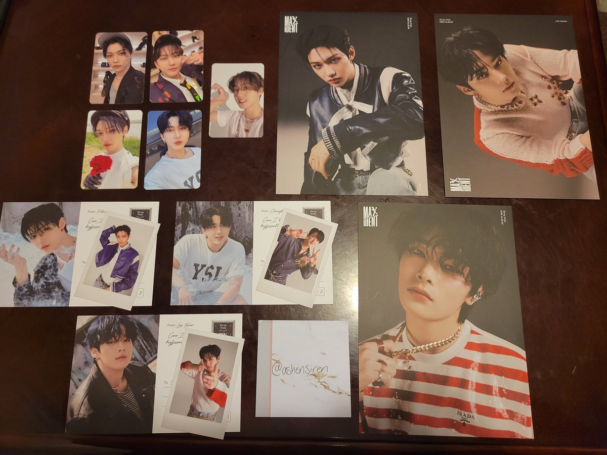 ashensiren16's tweet photo. Looking for the Chan equivalents to the pc, sw benefit, mini poster and love letter! I can never seem to pull him 😭😭 #MAXIDENT #SKZ #skzpc #photocards #maxidentpc https://t.co/VDvYUuULK1