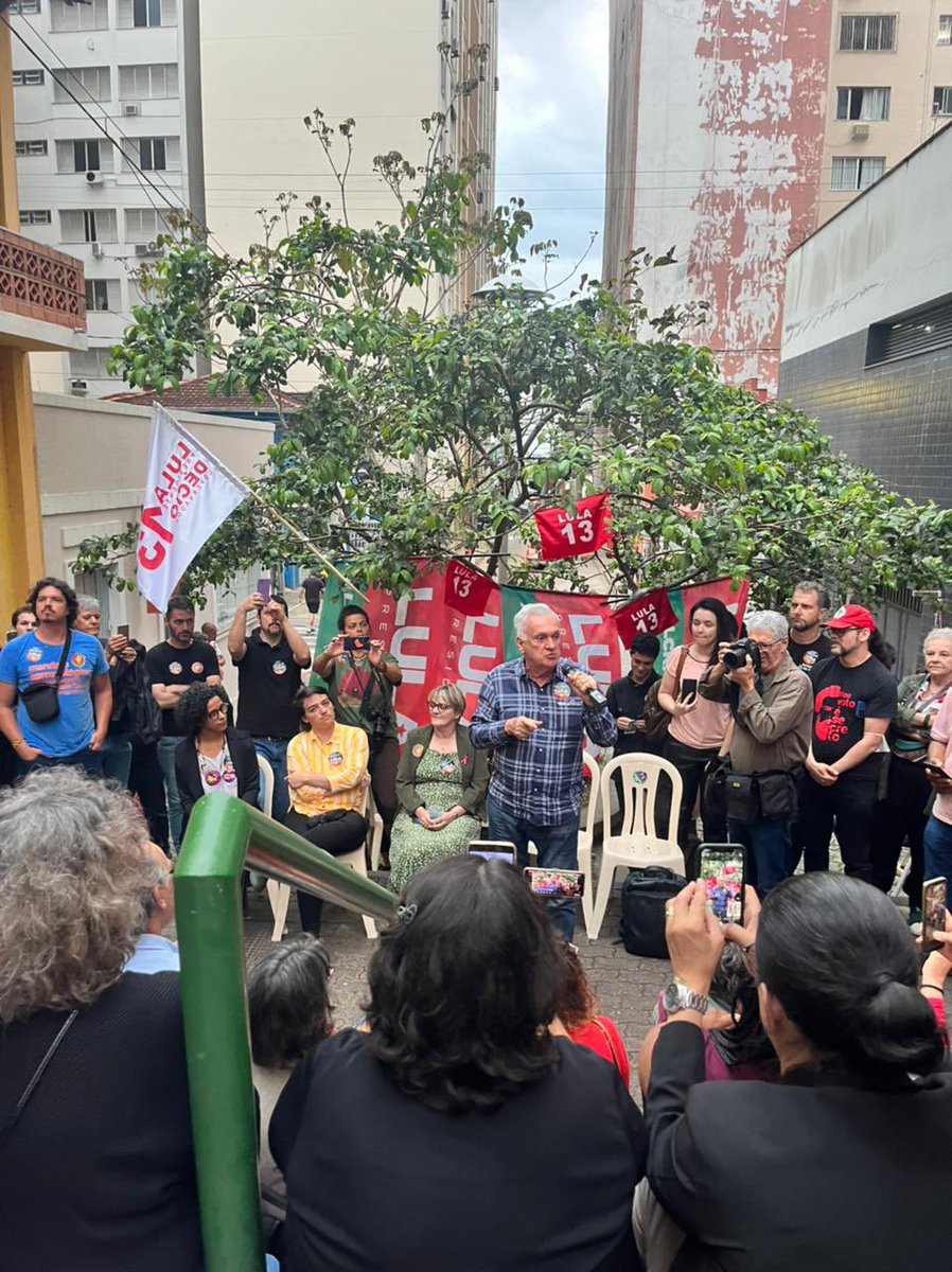 jucaferreira's tweet photo. Ontem em Florianópolis, participei de 2 atos de rua. Com Décio Lima e Bia (candidata à vice) junto a cultura na escadaria do Teatro da Ubro. Os artistas e trabalhadores da cultura entregaram para Décio uma proposta de programa para a cultura.
#cultura
#florianópolis
#deciolima https://t.co/BD81TSMGQF