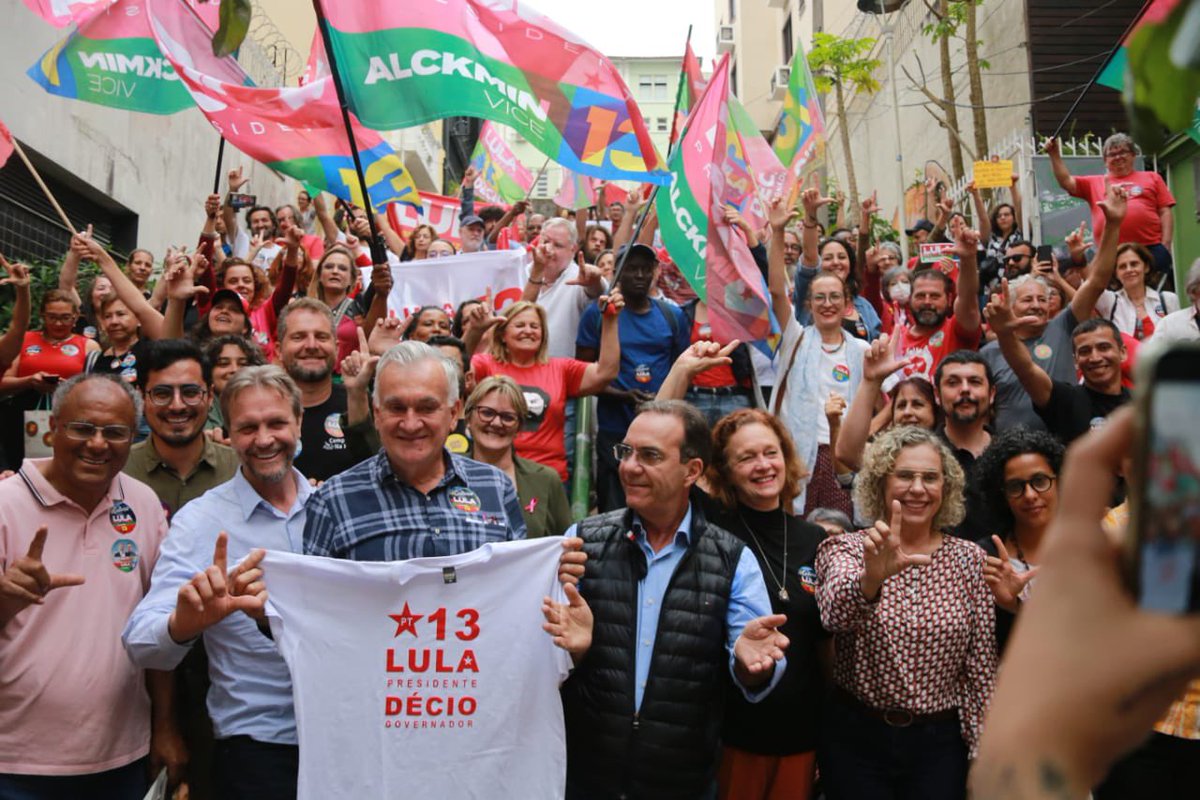 jucaferreira's tweet photo. Ontem em Florianópolis, participei de 2 atos de rua. Com Décio Lima e Bia (candidata à vice) junto a cultura na escadaria do Teatro da Ubro. Os artistas e trabalhadores da cultura entregaram para Décio uma proposta de programa para a cultura.
#cultura
#florianópolis
#deciolima https://t.co/BD81TSMGQF