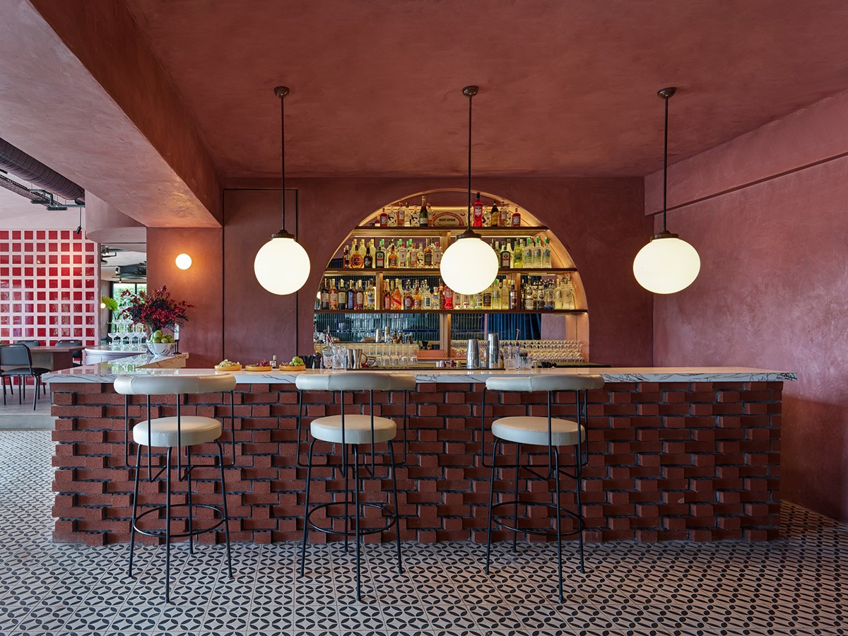 SOTO imzalı, alışılmışın dışındaki iç mekan tasarımı ve geleneksel mezelere farklı yorumu ile yeni nesil bir meyhane olan Veranda Pera #MimarınGöbeği 'nde >> bit.ly/3DaLy0J