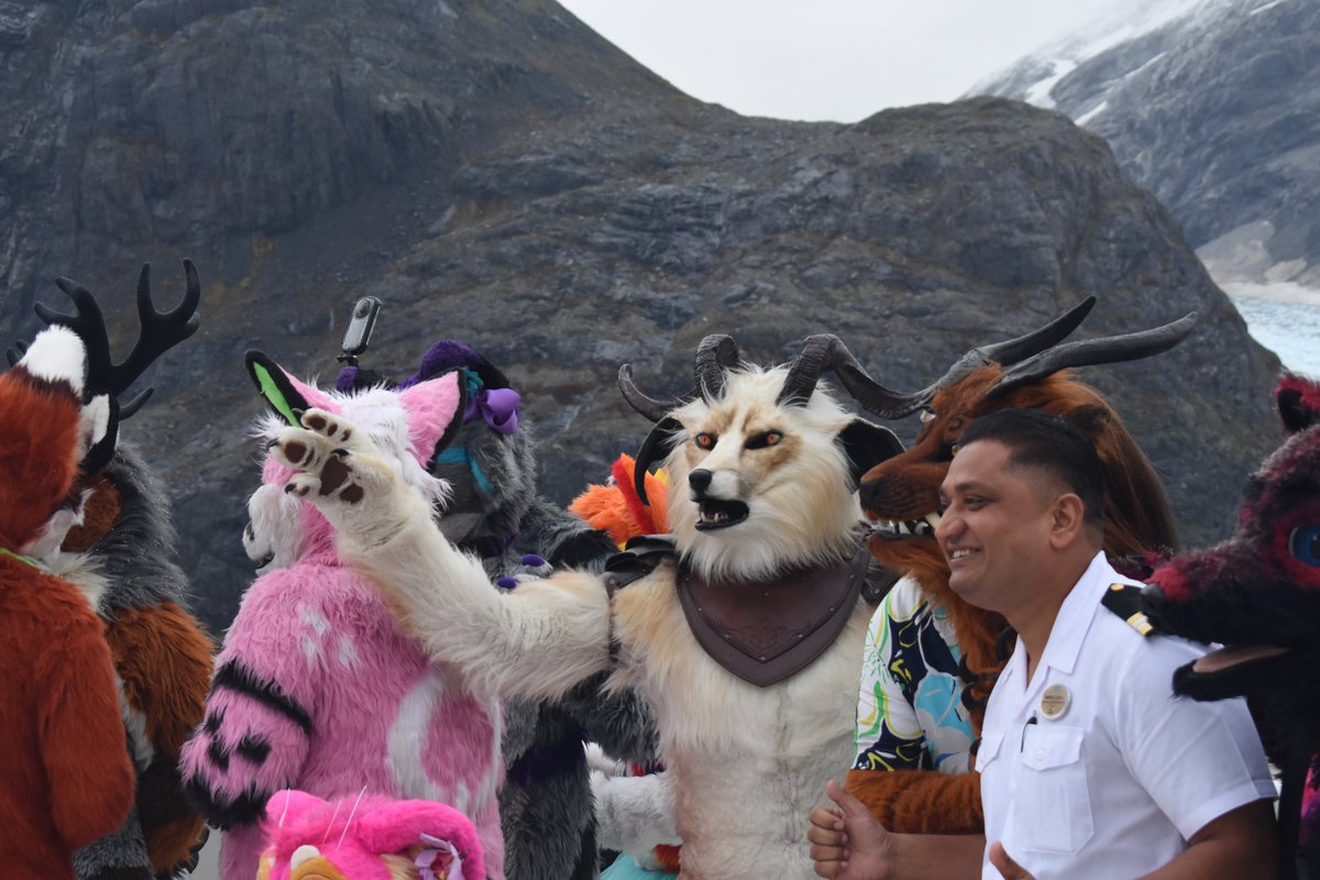 gyrhawk's tweet photo. Argentille tries to convince @Shangfudog to hold the captain so he can take the ship for a joyride on #FurryCruise !
๐ธ by @BanditTheBoxer
๐ฆ๐ฆ by @clckwrkcreature
#fursuit #furry #cruise #clockworkcreature #clockworkcreatures #furryfandom #realisticfursuit https://t.co/z0cAeUsHgR