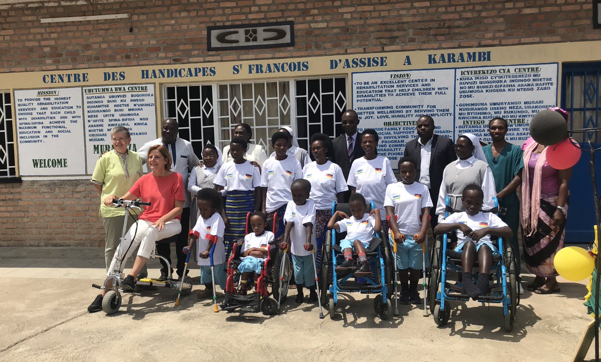 Heute geht es über Schotterpisten ins Landesinnere: MPin Malu #Dreyer besucht das Centre d‘Assisie in Karambi.Ein Sozialprojekt der #Jumelage in dem Kinder mit Spina Bifida behandelt werden und eine inklusive Schule besuchen.Eine wichtige Arbeit für starke Kinder. #Ruanda #RLP