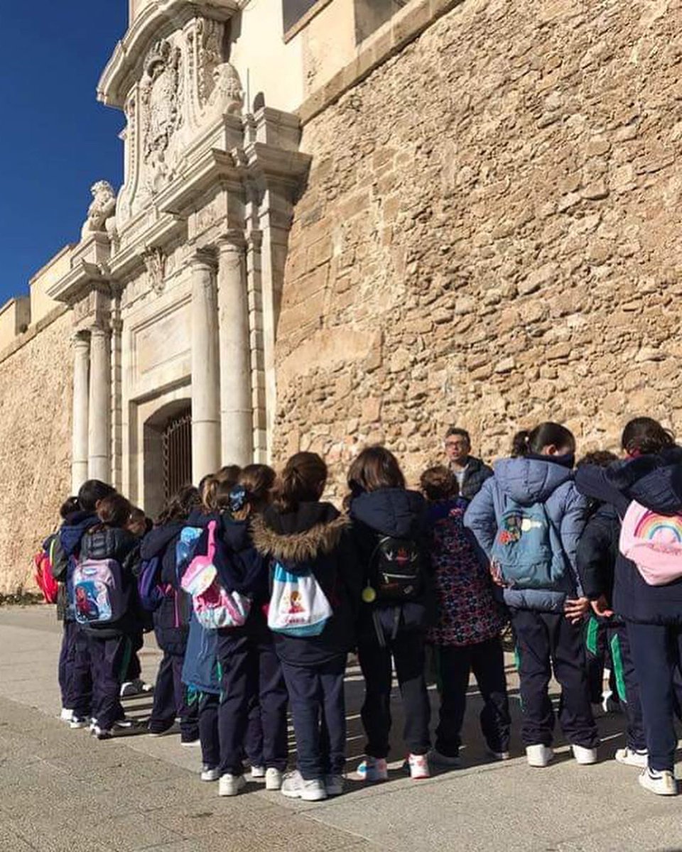 TAPECAcadiz's tweet photo. 🥳Qué bien nos lo pasamos en esta excursión

🏰Los pequeños aprendieron sobre las Puertas de Tierra en la visita y los talleres

😱¡Sorpresa! No solo trabajamos en el Castillo de Santa Catalina. TAPECA ofrece rutas que muestran el Gadir fenicio y el Gades romano

☎️ ¡Pregunta! https://t.co/7SslRw5Hke