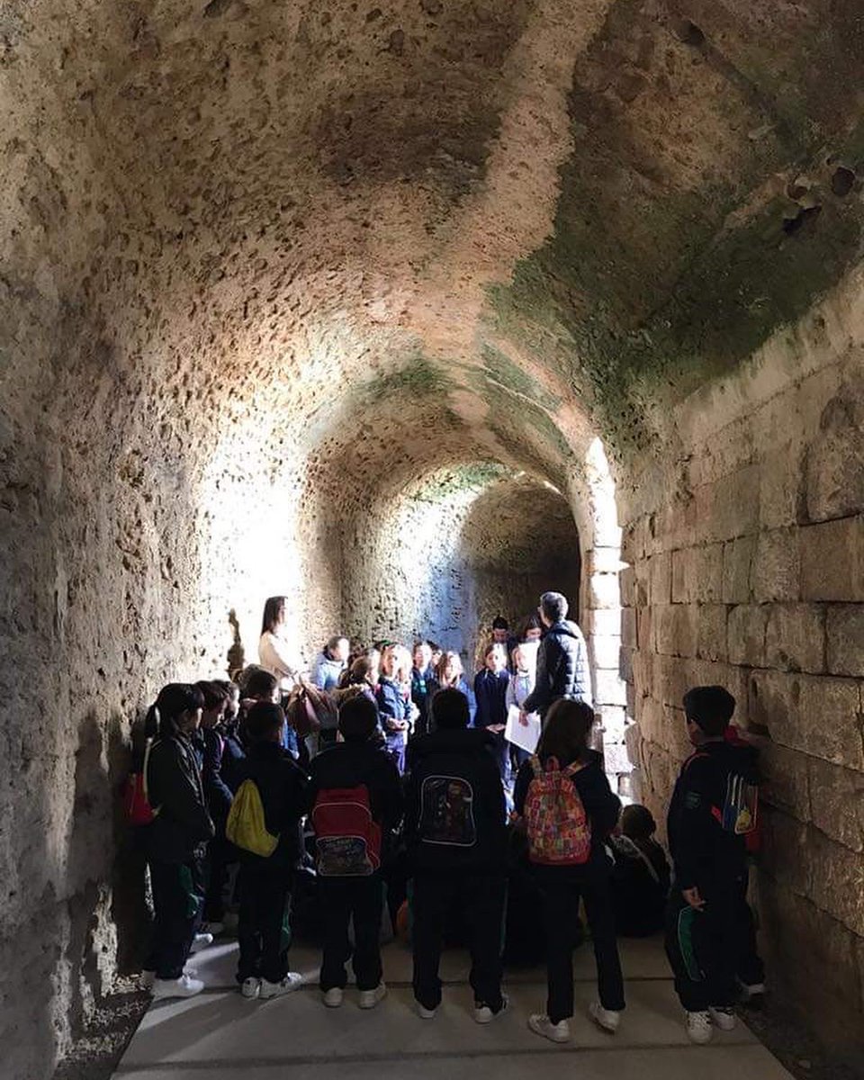 TAPECAcadiz's tweet photo. 🥳Qué bien nos lo pasamos en esta excursión

🏰Los pequeños aprendieron sobre las Puertas de Tierra en la visita y los talleres

😱¡Sorpresa! No solo trabajamos en el Castillo de Santa Catalina. TAPECA ofrece rutas que muestran el Gadir fenicio y el Gades romano

☎️ ¡Pregunta! https://t.co/7SslRw5Hke