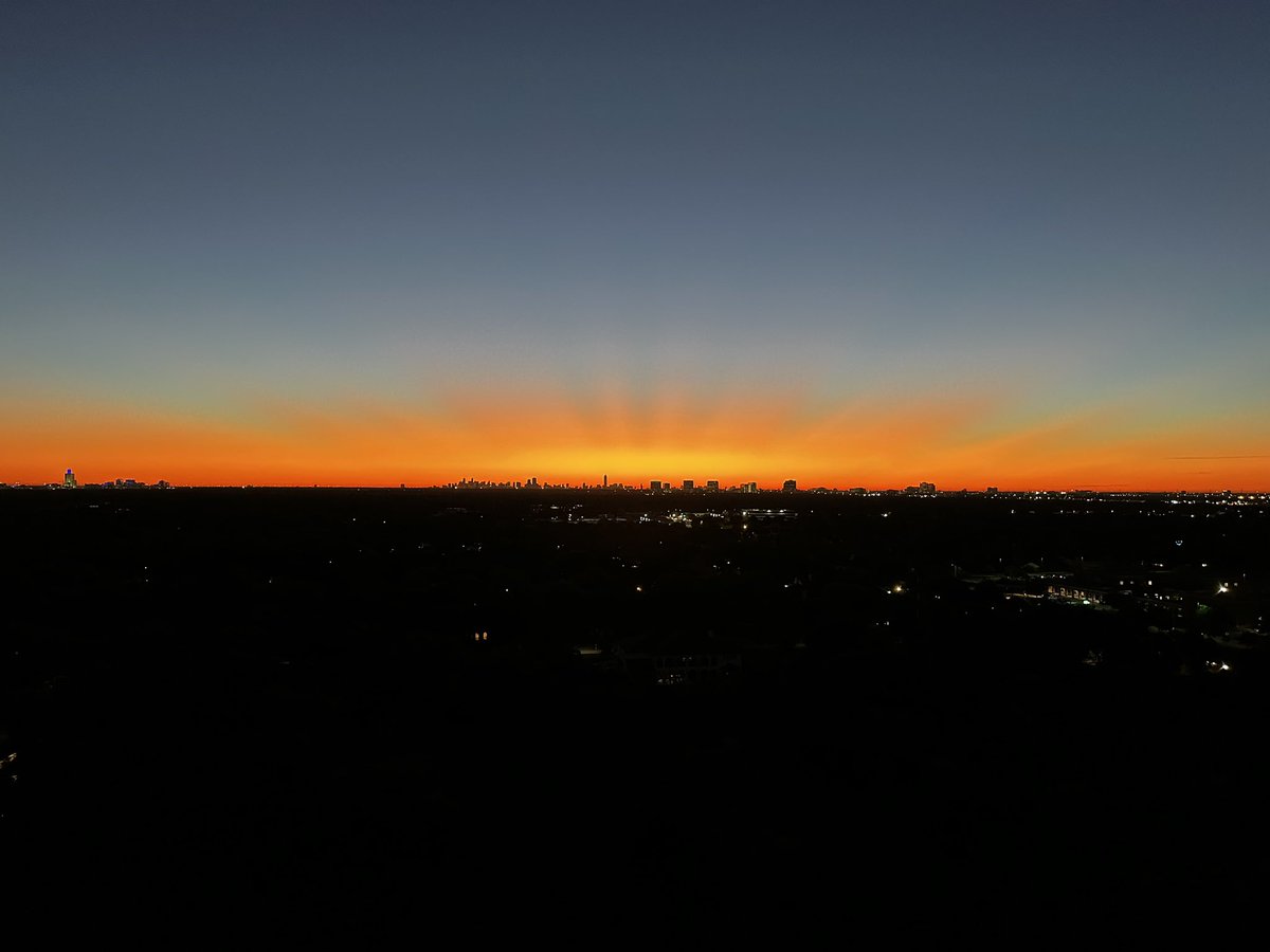 JasKerr's tweet photo. @astros It’s an Astros sunrise today! #GoStros https://t.co/oZ3DlqKKRc