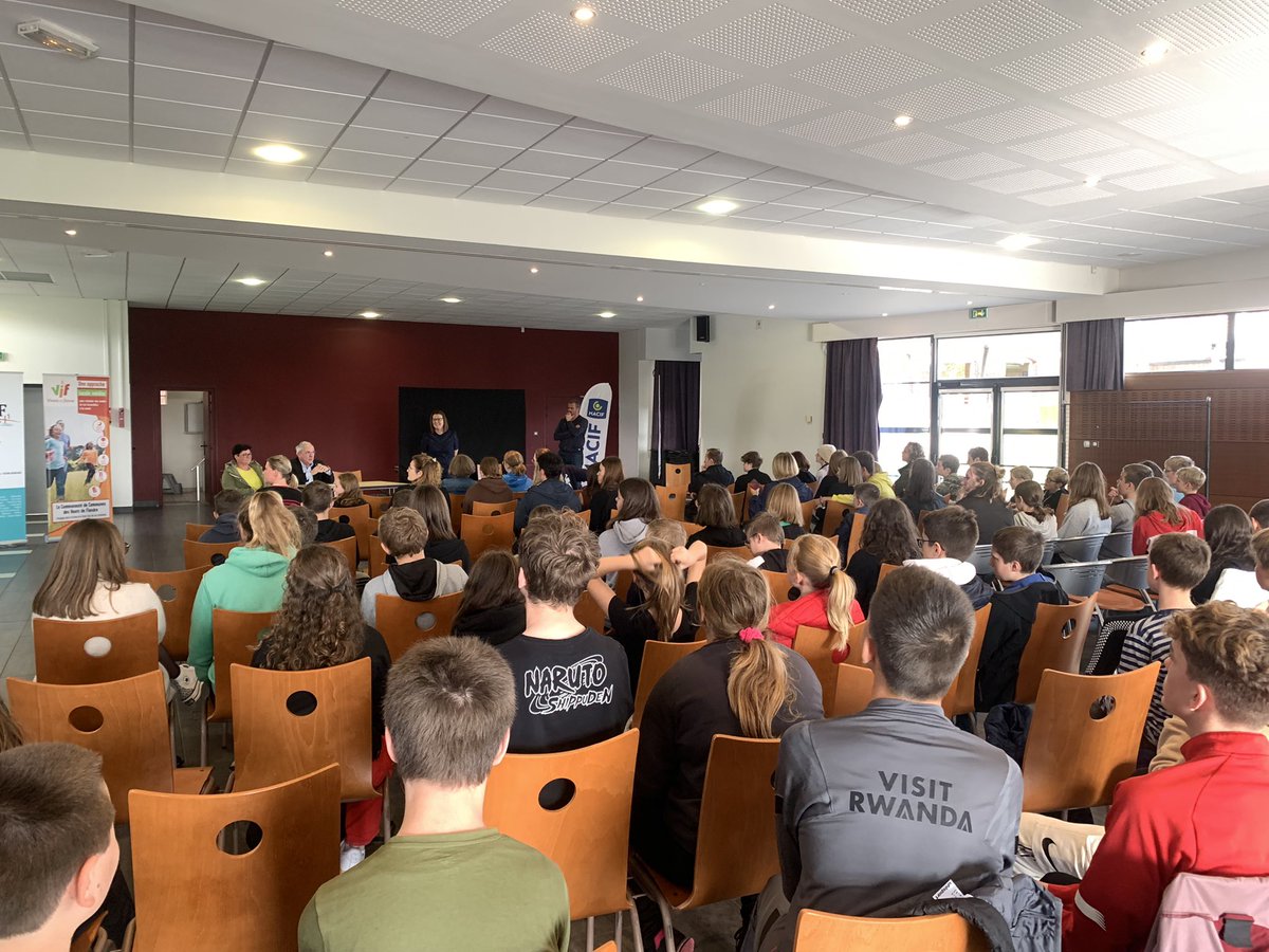 RaphaelleChail1's tweet photo. Ce jour,représentation théâtrale à #Bollezeele! Sensibilisation de 100 #adolescents de la #CCFH autour de : l’équilibre alimentaire🍏, l’activité physique,les écrans 📺, via la compagnie « La belle Histoire ». Merci @AMMutuelleet et @MacifAssurances pour ce partenariat☺️ https://t.co/S9d6tW0RbP