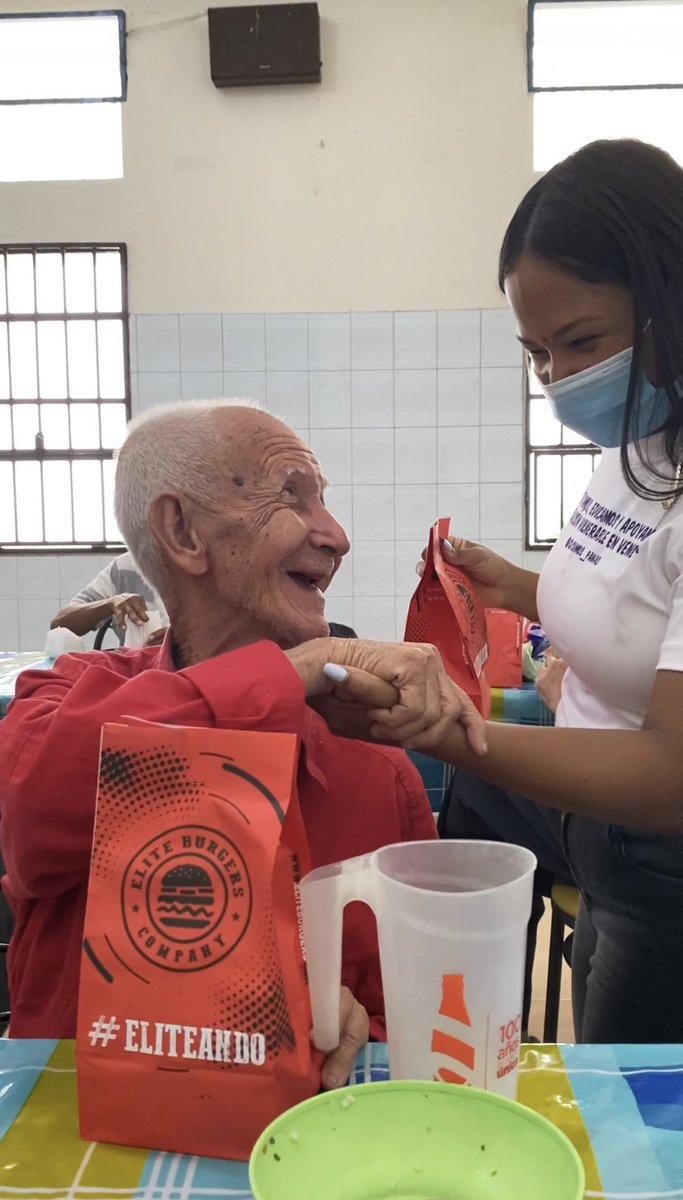 Somos__Panas's tweet photo. Logramos organizar un día especial y diferente para los abuelos  del asilo La Providencia, San Martín.📍

Disfrutaron de unas deliciosas hamburguesas, papitas, bebidas y golosinas.🫶🏻

También les llevamos a nuestros abuelos productos de limpieza como cloro,desinfectante y jabón🧼 https://t.co/Uz1FJmyZlk