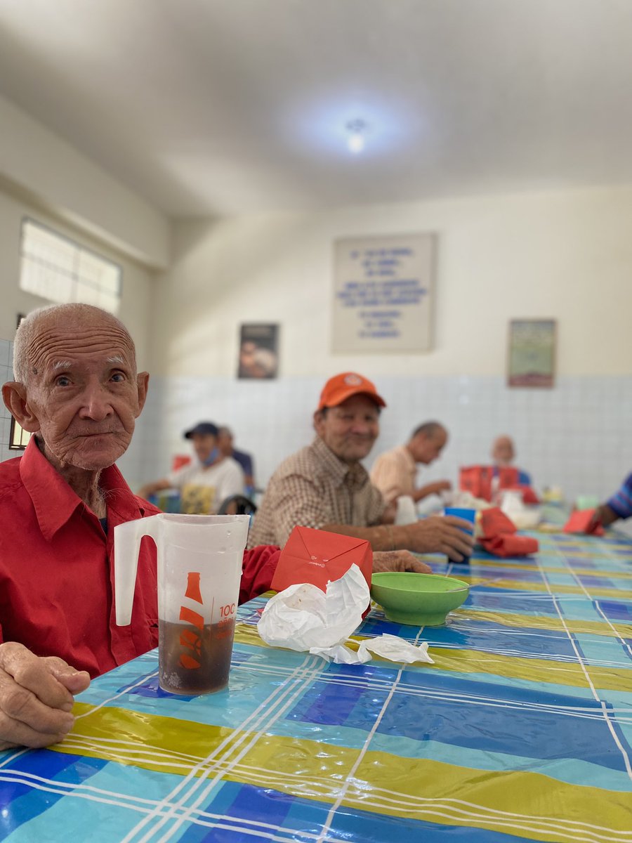 Somos__Panas's tweet photo. Logramos organizar un día especial y diferente para los abuelos  del asilo La Providencia, San Martín.📍

Disfrutaron de unas deliciosas hamburguesas, papitas, bebidas y golosinas.🫶🏻

También les llevamos a nuestros abuelos productos de limpieza como cloro,desinfectante y jabón🧼 https://t.co/Uz1FJmyZlk
