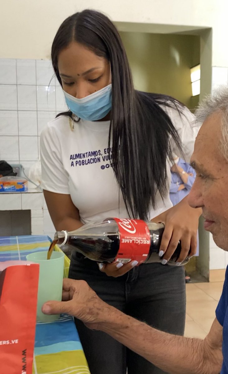 Somos__Panas's tweet photo. Logramos organizar un día especial y diferente para los abuelos  del asilo La Providencia, San Martín.📍

Disfrutaron de unas deliciosas hamburguesas, papitas, bebidas y golosinas.🫶🏻

También les llevamos a nuestros abuelos productos de limpieza como cloro,desinfectante y jabón🧼 https://t.co/Uz1FJmyZlk
