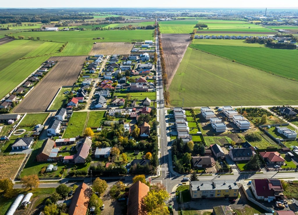 PowiatL's tweet photo. Spółka Strabag zakończyła prace przy przebudowie 2,6 km drogi #Powiatleszczynski - ul. Mórkowskiej w Wilkowicach. Inwestycja kosztowała ok. 6,9 mln zł, z czego 4,7 mln zł stanowiła dotacja z Rządowego Funduszu Polski Ład: Program Inwestycji Strategicznych https://t.co/Upp8aNA9rI