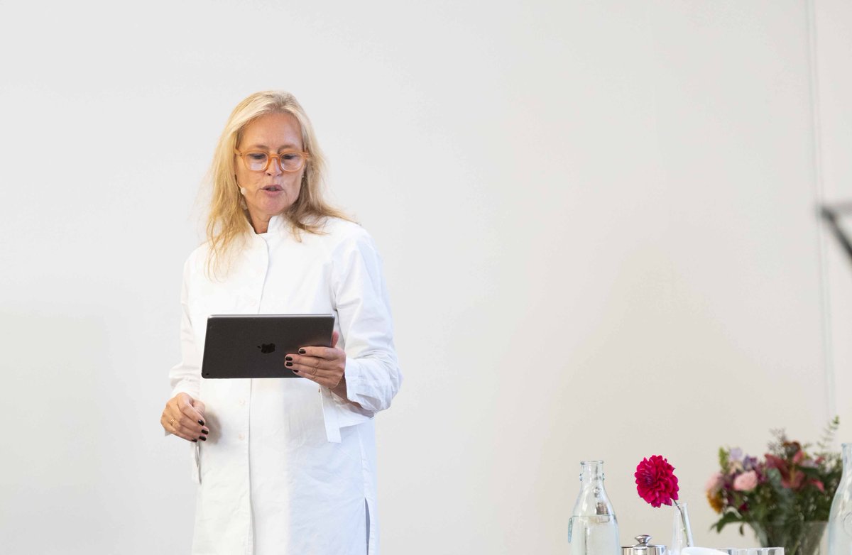 3Tacademymzdg's tweet photo. KULTURPOLITISK TOPMØDE🔥 

Hvordan kan politikerne bruge kunstens idérigdom til nye tanker og løsninger på samfundets store problemer?
 
Og hvilken rolle vil kunstnerne og kunstinstitutionerne spille i den forandring?

Fulde huse på Kunsthal Charlottenborg. 

#dkkultur #ftvalg22 https://t.co/lLfNb9IFEk