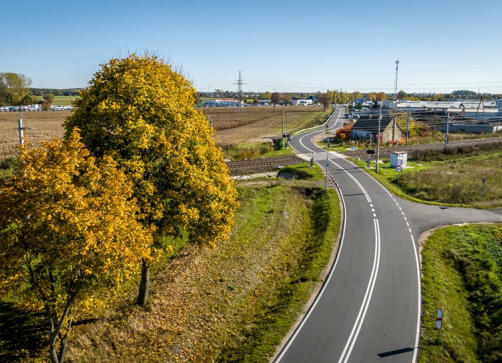 PowiatL's tweet photo. Spółka Strabag zakończyła prace przy przebudowie 2,6 km drogi #Powiatleszczynski - ul. Mórkowskiej w Wilkowicach. Inwestycja kosztowała ok. 6,9 mln zł, z czego 4,7 mln zł stanowiła dotacja z Rządowego Funduszu Polski Ład: Program Inwestycji Strategicznych https://t.co/Upp8aNA9rI