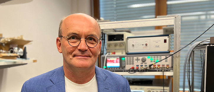 Uni_WUE's tweet photo. We are very happy about the @ERC_Research #ERCAdvancedGrant (2.5 million euros) for our #physics professor Vladimir Dyakonov! He will pursue the development of a novel quantum sensor – congratulations! ➡️ https://t.co/3QDjqyQ72r https://t.co/uoIZiwcKx3