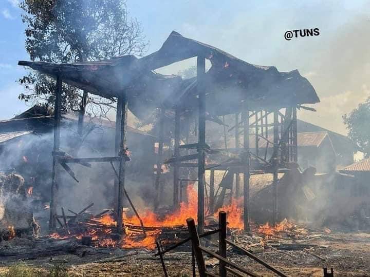 Khithitofficial's tweet photo. တန့်ဆည်၊ သပြေရင်းရွာကို စစ်တပ် မီးရှို့မှု နေအိမ် ၄ လုံးပြာကျ
Read more-> https://t.co/hVdcnmJnk3 https://t.co/SLZVzWg8dW