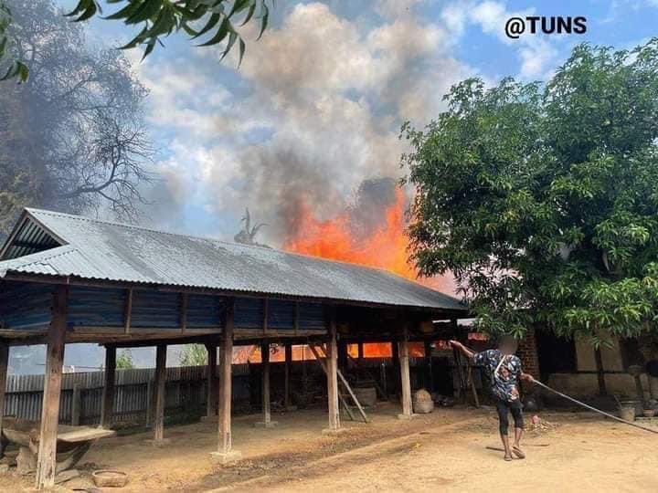 Khithitofficial's tweet photo. တန့်ဆည်၊ သပြေရင်းရွာကို စစ်တပ် မီးရှို့မှု နေအိမ် ၄ လုံးပြာကျ
Read more-> https://t.co/hVdcnmJnk3 https://t.co/SLZVzWg8dW