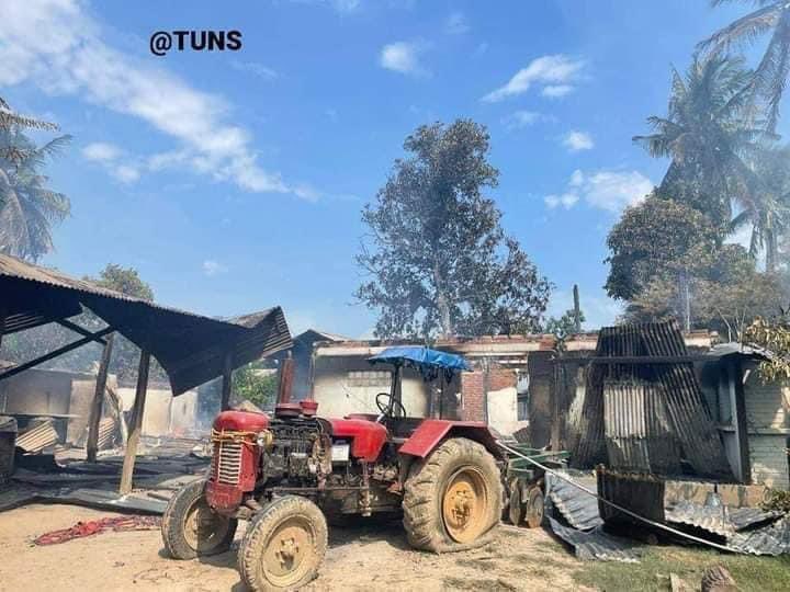 Khithitofficial's tweet photo. တန့်ဆည်၊ သပြေရင်းရွာကို စစ်တပ် မီးရှို့မှု နေအိမ် ၄ လုံးပြာကျ
Read more-> https://t.co/hVdcnmJnk3 https://t.co/SLZVzWg8dW