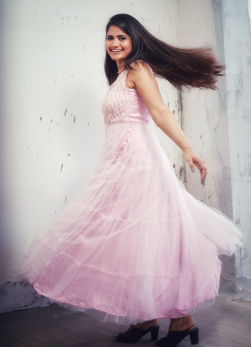 UMANEHA's tweet photo. Alaa Nadichi Vastunte Poovvula vanam… Silaiponi Manishunte Manishe Anamm….🌸🌷🌺🌹🪷🧿😀
#princessmode #pinkbaby 💕#happymoments #fashionista #love #peace
#terrace #series #u #un #umaneha https://t.co/O5qc2j2Vi1