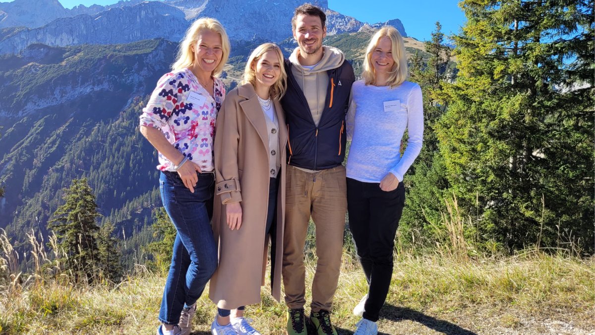 cp_compartner's tweet photo. CP meets Felix Neureuther: Im Rahmen unserer #BesserWeiter-Kampagne durften wir vor idyllischem Alpenpanorama ein Meet and Greet in Garmisch-Partenkirchen begleiten ⛰👋 Der ehemalige Ski-Sportler sprach hier mit Sieger*innen unseres Gewinnspiels über klimafreundliche Mobilität. https://t.co/R1kHTb4MXq