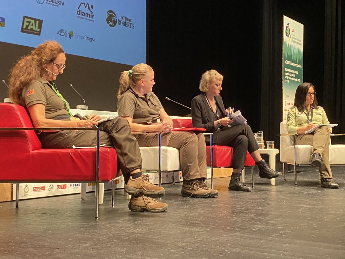 6cafmalarioja22's tweet photo. Testimonios de lujo por parte de mujeres de la profesión. Dialogo entre mujeres (pioneras) forestales en el #6cafma22. #agentesconectados
Patrocina @lariojaorg @Forestales_CCOO @UGTForestales @CSIF_forestales @AEAFMA @SindicatoSTAR https://t.co/JVxh13JOyN