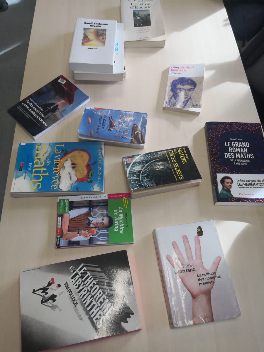lyceemonod45's tweet photo. Ce matin « café maths » avec la classe de  2nd12 et M. Bouvier, professeur de mathématiques et Mme Descoubet professeur documentaliste au CDI du #lyceemonodsjdb45. Présentation d’ouvrages et choix des élèves. Lecture jusqu’au 15/11 puis exposé oral. #parcoursdeloralite https://t.co/tmHhfTLKzo