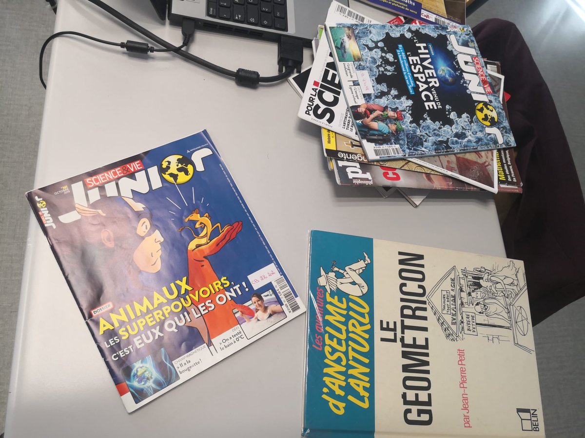 lyceemonod45's tweet photo. Ce matin « café maths » avec la classe de  2nd12 et M. Bouvier, professeur de mathématiques et Mme Descoubet professeur documentaliste au CDI du #lyceemonodsjdb45. Présentation d’ouvrages et choix des élèves. Lecture jusqu’au 15/11 puis exposé oral. #parcoursdeloralite https://t.co/tmHhfTLKzo