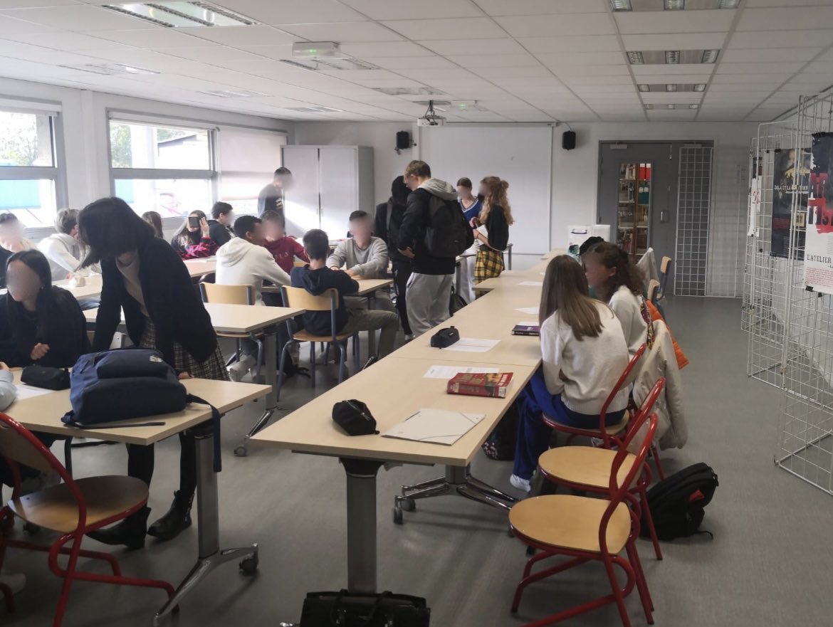 lyceemonod45's tweet photo. Ce matin « café maths » avec la classe de  2nd12 et M. Bouvier, professeur de mathématiques et Mme Descoubet professeur documentaliste au CDI du #lyceemonodsjdb45. Présentation d’ouvrages et choix des élèves. Lecture jusqu’au 15/11 puis exposé oral. #parcoursdeloralite https://t.co/tmHhfTLKzo