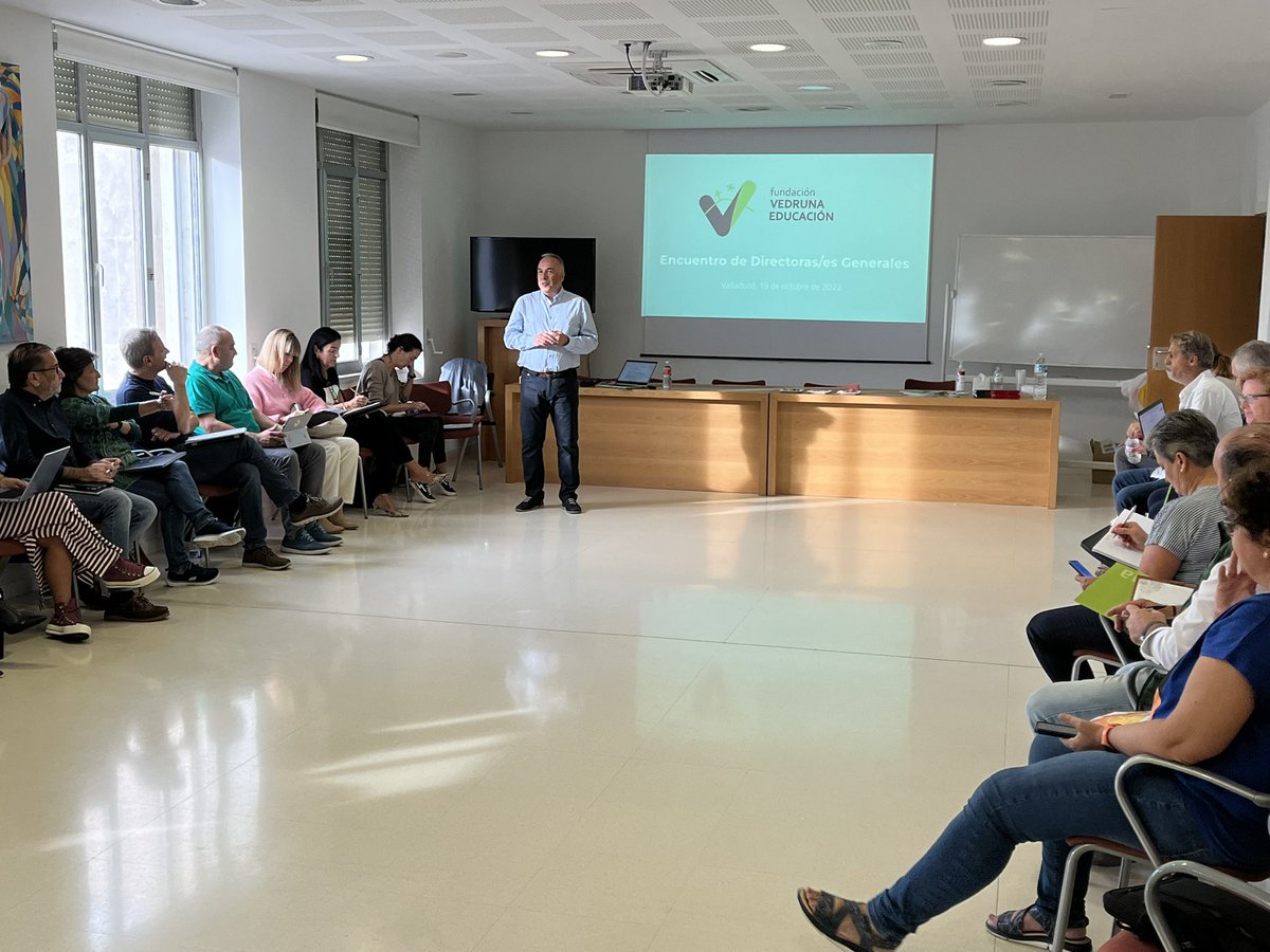 EscuelasVedruna's tweet photo. Para culminar las jornadas sobre liderazgo en @EscuelasVedruna nos acompaña @josepclosa coordinador de @VedrunaCat. Escuelas que tenemos el propósito de cambiar el mundo #somosvedruna #somvedruna https://t.co/ibG37dli1z