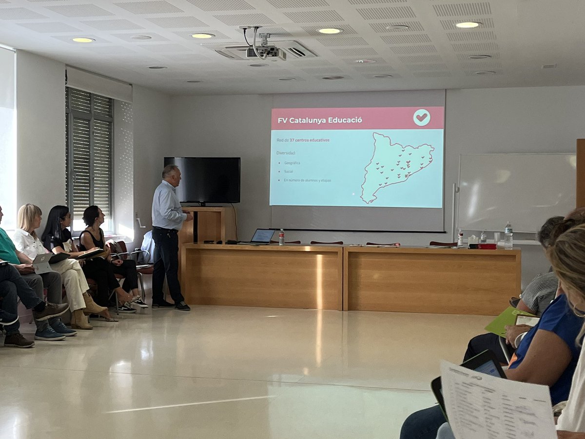 EscuelasVedruna's tweet photo. Para culminar las jornadas sobre liderazgo en @EscuelasVedruna nos acompaña @josepclosa coordinador de @VedrunaCat. Escuelas que tenemos el propósito de cambiar el mundo #somosvedruna #somvedruna https://t.co/ibG37dli1z