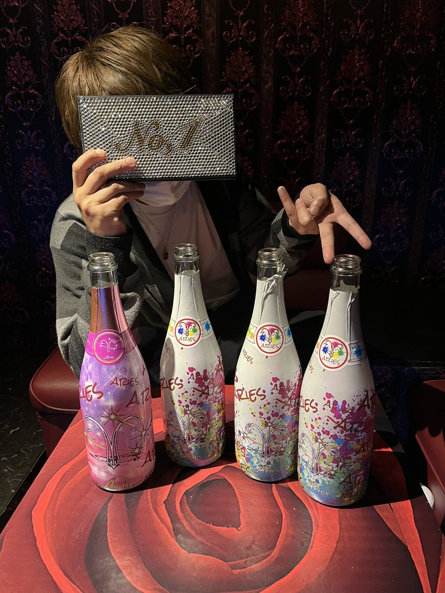Aries_Omiya's tweet photo. 10月16日のラスソンは社長でした！

初回のお客様、店内はほぼ満席状態でした🈵

ロゼにオリ白たくさんいただきました！🥂

10月は多数のイベント用意しております！
皆様のご来店お待ちしております‼️

 #ホストル求人
 #大宮ホスト https://t.co/EnRIyhu4Yj