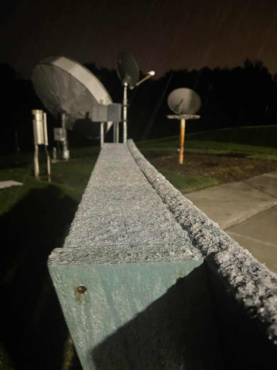 It's snowing here at our office in Moon Township! At 33F it's having a difficult time accumulating. There is some minor stickage to elevated surfaces such as this bench. Have you received any snow? #PAwx #OHwx #WVwx