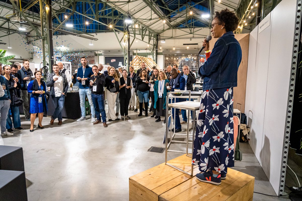 ASBLissimo's tweet photo. ✨ Retour sur la soirée de Gala de jeudi au salon #ASBLissimo !

Au programme: une ambiance festive, des échanges intéressants et surtout la remise du prix de l’ASBL la plus innovante par @barbaratrachte🏆

#asbl #salon #event #award https://t.co/IrXHVGHGf4