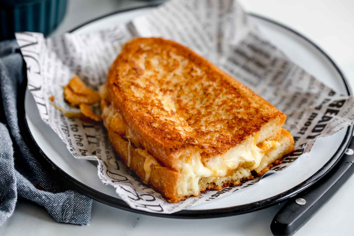jernejkitchen's tweet photo. New! Caramelized Onion Grilled Cheese recipe is simple and easy to make. Make it with homemade onion jam and a generous amount of melted cheese.
Recipe: https://t.co/rDHMuHFCvN https://t.co/0xAdBduVTt