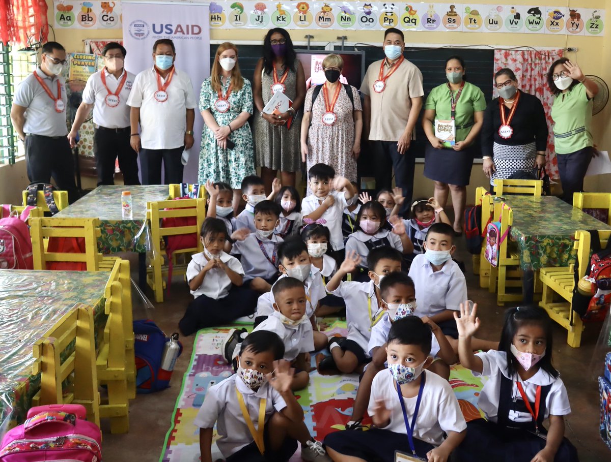 USAID DAA and A/Senior Coordinator of U.S. 🇺🇸 International Basic Education Assistance LeAnna Marr led the handover of 220,000 classroom packages to education partners in Bicol as part of the US’ commitment to improve early grade learning outcomes for children. @leannajoon