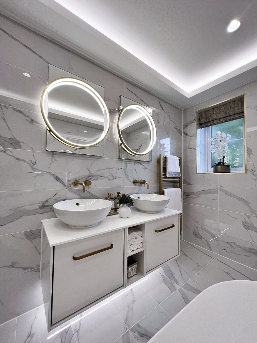 UnbeatableBath's tweet photo. Luxurious 👑

UB customer Tanya has taken her bathroom to another level! We 🧡 the complimentary white &amp; brass creating a rich, subtle warmth.

Thanks for sharing! 🙌 #ShareMyUB

📸: house_to_home_at_no1 on IG

#Bathroom #NewBathroom #BathroomDesign https://t.co/FJtuIOV2Gr