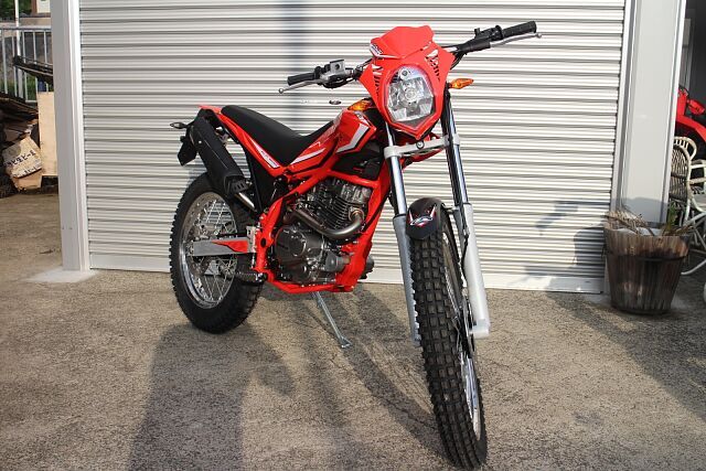 webike_moto's tweet photo. エンジンは名車ジェベル200と同じなので粘りとタフさに定評あり!
軽量で足つきも良好な車体だからお山遊びが楽しくなっちゃう~!!
セル&キック装備で「もしも」な時の安心感もアリなんです!
https://t.co/lY0FcFzroe
#ベータ
#ALP200
#ウェビック納車お祝いポイント https://t.co/xRivUrOwvh