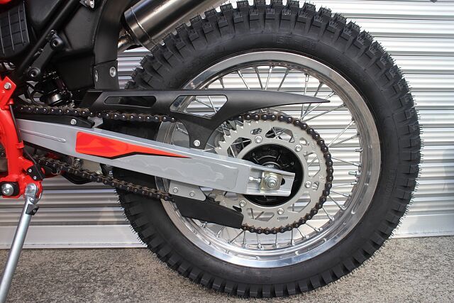 webike_moto's tweet photo. エンジンは名車ジェベル200と同じなので粘りとタフさに定評あり!
軽量で足つきも良好な車体だからお山遊びが楽しくなっちゃう~!!
セル&キック装備で「もしも」な時の安心感もアリなんです!
https://t.co/lY0FcFzroe
#ベータ
#ALP200
#ウェビック納車お祝いポイント https://t.co/xRivUrOwvh