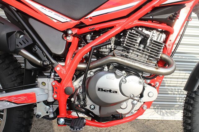 webike_moto's tweet photo. エンジンは名車ジェベル200と同じなので粘りとタフさに定評あり!
軽量で足つきも良好な車体だからお山遊びが楽しくなっちゃう~!!
セル&キック装備で「もしも」な時の安心感もアリなんです!
https://t.co/lY0FcFzroe
#ベータ
#ALP200
#ウェビック納車お祝いポイント https://t.co/xRivUrOwvh