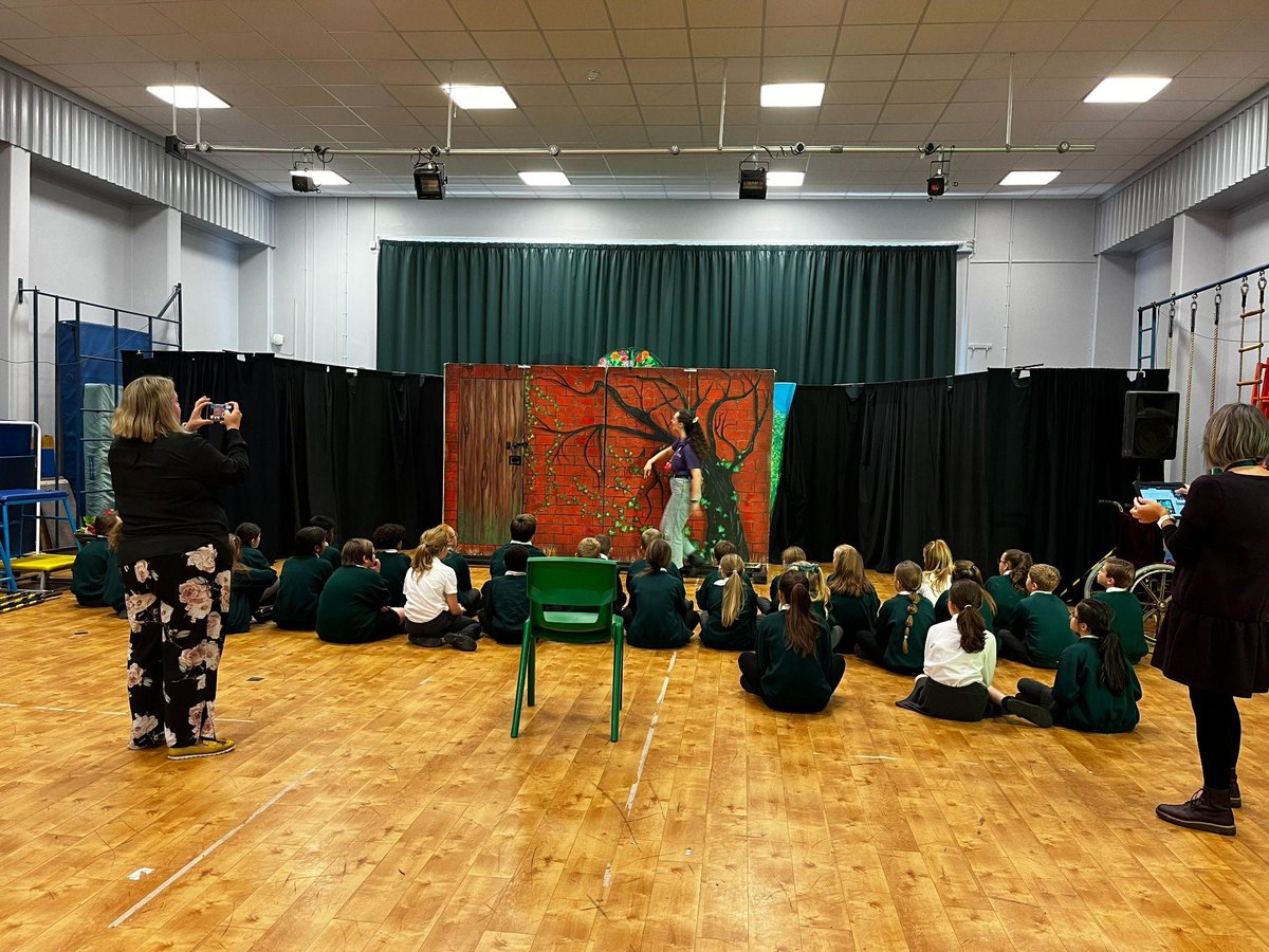 SETFelixPrimary's tweet photo. Last Friday, the whole school enjoyed watching a production of ‘The Secret Garden’. The children really enjoyed the experience of immersive theatre, with lots of them singing along!

#community #collaboration #celebration https://t.co/ZAbecHwmjx