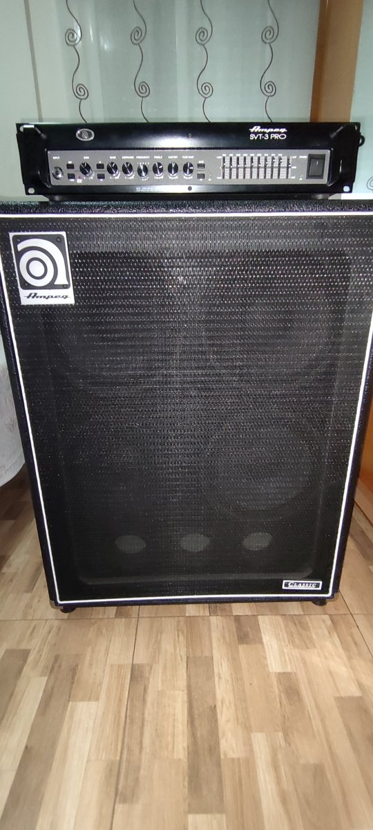 Vendo mi pedazo de Ampeg SVT 3 pro + pantalla SVT-410HLF.

Llevo 3 años sin usarlo y es un sacrilegio tener a la bestia ahi parada sin que nadie la use. Está acabado de salir de tienda para una revisión antes de venderlo. La pantalla está en perfectísimo estado y el cabezal (1/2)
