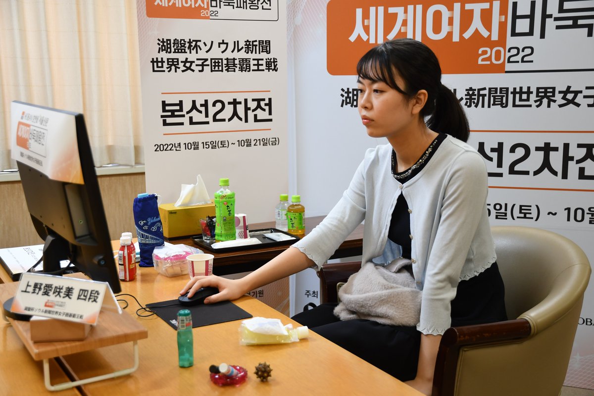 KK_joryu's tweet photo. 「世界のハンマー」が怒濤の３連勝。日本、韓国、中国の女性棋士による勝ち抜き団体戦「湖盤杯」は日本のアンカー、上野愛咲美四段が中国の陸敏全六段に白番中押し勝ち。中盤の劣勢をはね返して逆転勝利を収めました。残る相手は中国の２選手。日本チームの大逆転優勝も現実味を帯びてきました。 https://t.co/EtbWjBptDz