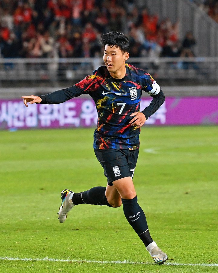 32 jours jusqu'à la Coupe du monde... 🏆

On continue ! 

👕 Nouveau concours pour gagner le maillot extérieur de la Corée du Sud ! 😍 🇰🇷

1⃣ RT + Follow !
2⃣ Taguez un ami !

⏳ TAS en 5 jours !