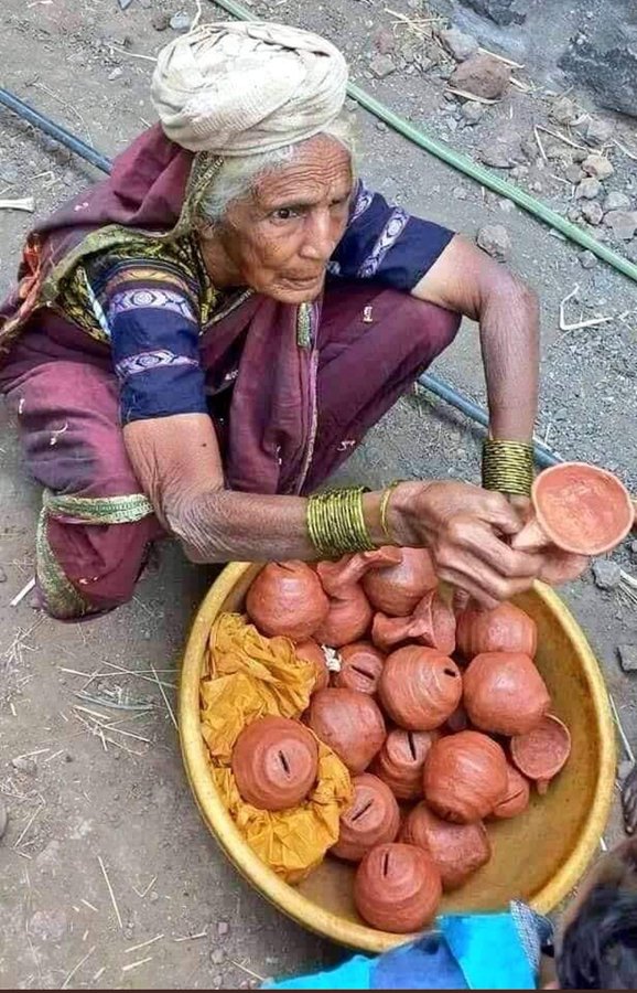 Ahana_InnerLih8's tweet photo. Diyas are associated with auspicious positive vibes. As per Vastu shastra, ghee or oil in a diya signifies negativity in our mind & wick symbolises Atma or soul. By lighting diyas,we dispel negativity from our mind & soul.
#Deepawali
#GoLocalBuyLocal
#Bharat https://t.co/sYDXLxmU2C